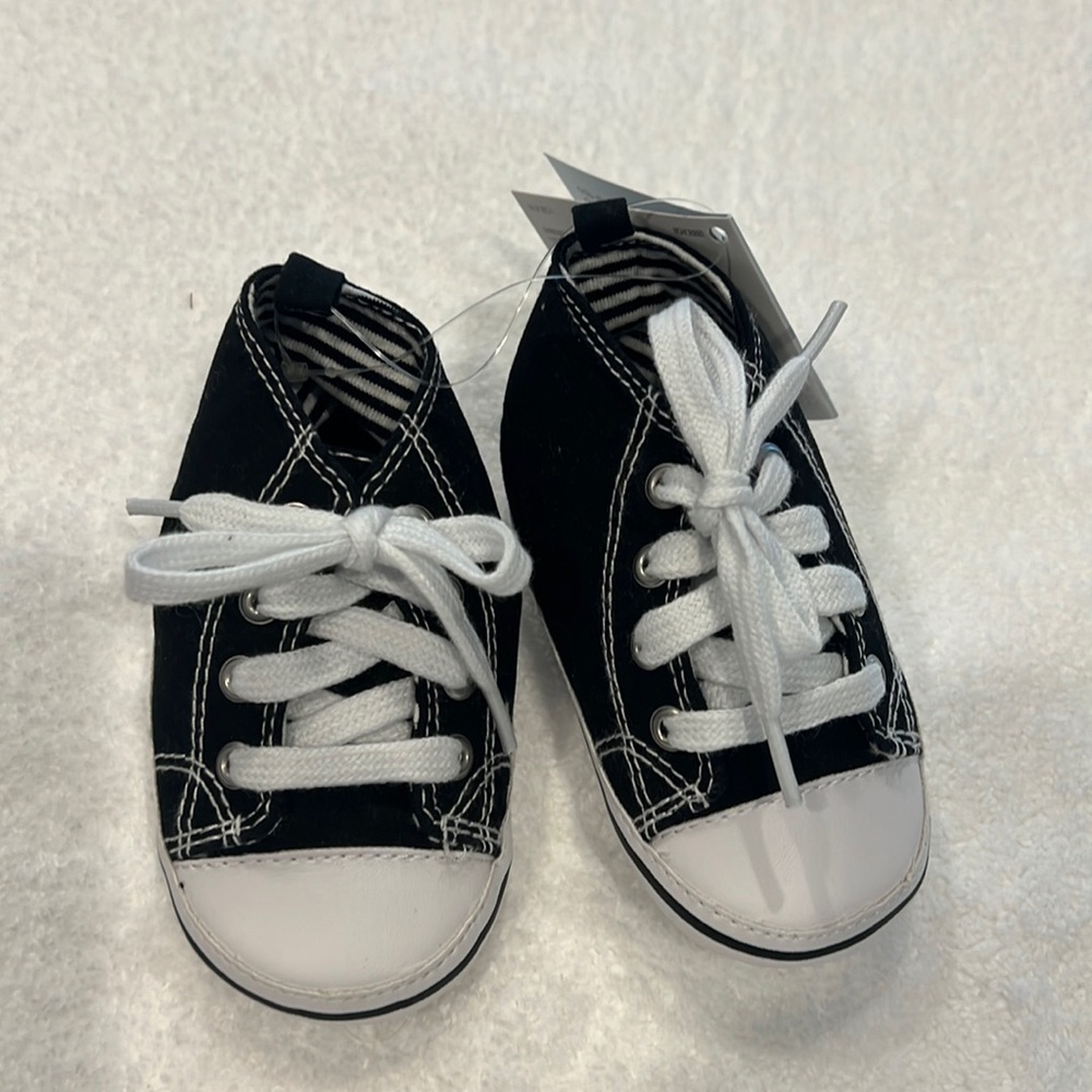 Gymboree (4) soft tennis shoe NWT